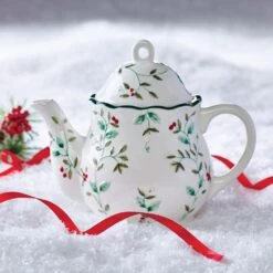 Kitchen Supplies Store -Kitchen Supplies Store winterberry teapot sculpted 109A1300 2